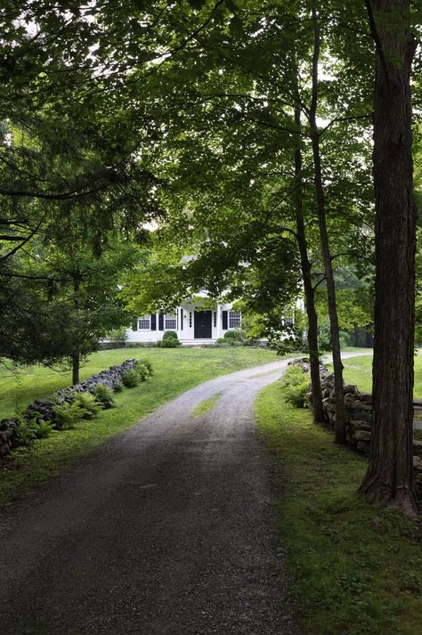 An 18th-century New York farmhouse with a beautiful restoration Elizabeth Roberts Architecture, 18th Century Farmhouse, Cozy Window Nook, Elizabeth Roberts, Century Farmhouse, Barn Living, Sleeping Porch, Shingle Style Homes, Modern Rustic Homes