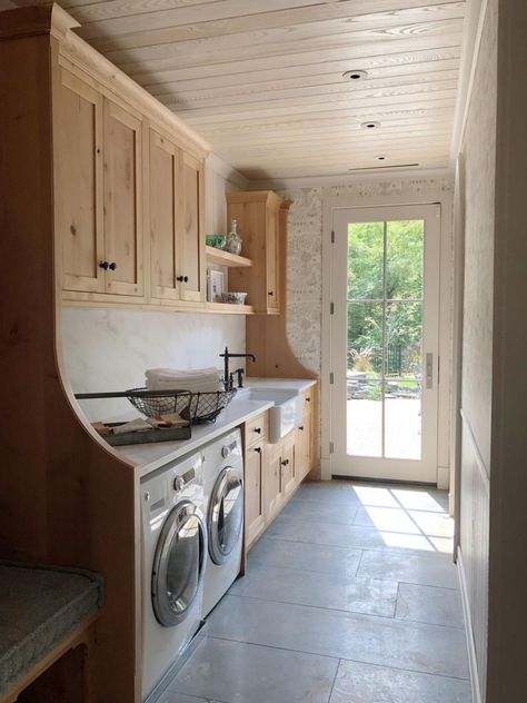 Laundry Room Old House, Bed In Laundry Room, Mcgee Laundry Room, Antique Laundry Room, Cabin Laundry Room, Chic Laundry Room Ideas, Chic Laundry Room, Hidden Laundry, Laundry Room/mud Room