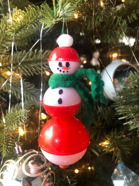 This year’s snowman ornament I made for my grandchildren reflected our love for fishing together. This is made from three sizes of bobbers, simply hooked together by their own hooks. Faces and buttons were done with a permanent marker, the scarf is a bit of fleece fabric and the hat has a glued on pompon to finish the look Fishing Crafts, Fishing Bobbers, Christmas Reef, Fishing Christmas Ornaments, Fishing Christmas, Family Christmas Party, Diy Christmas Tree Ornaments, Fish Ornaments, 1st Communion