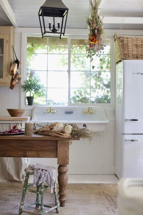 Farmhouse Sink Island, Farmhouse Trough Sink, Unfitted Kitchen, Stock Kitchen Cabinets, Retro Refrigerator, Vintage Farmhouse Style, Geek Decor, Country Cottage Style, Cottage Kitchens