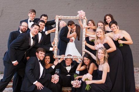 Wedding Party Photography, Wedding Picture Poses, Pose Fotografi, Foto Tips, Party Photography, Bridal Party Photos, Black White Wedding, Wedding Party Photos, Wedding Photos Poses