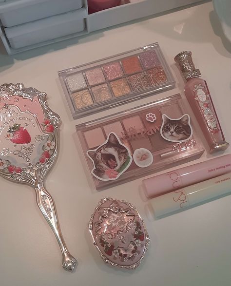 Kore Ulzzang, Makeup Accesories, Korean Products, Ethereal Makeup, Fancy Makeup, Pink Makeup, Makeup Items, Asian Makeup, Makeup Essentials