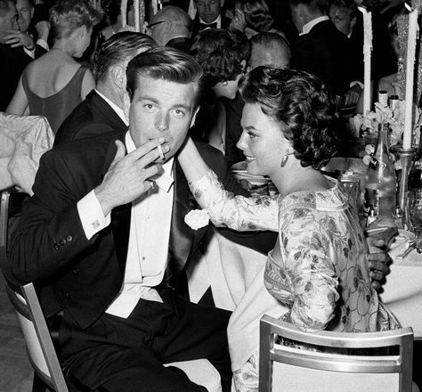 Photograph, Black-and-white, Monochrome, Event, Photography, Monochrome photography, Suit, Stock photography, Gesture, Formal wear, Klasik Hollywood, Michael Wilding, Best Actor Oscar, Best Actress Oscar, Ryan O'neal, Hollywood Photography, Eddie Fisher, Robert Wagner, Shirley Maclaine