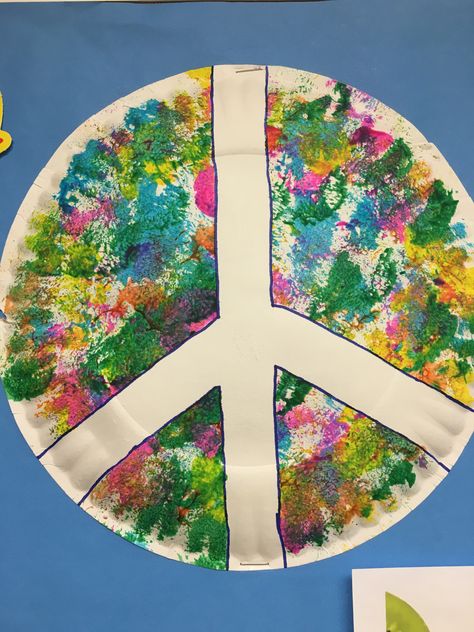 Peace Sign craft / MLK/ January Peace Day Crafts Kids, Peace Preschool Activities, Peace Sign Craft, Peace Art For Kids, International Day Of Peace Art Projects, Mlk Peace Sign, Classroom Art, Table 2, Peace Sign