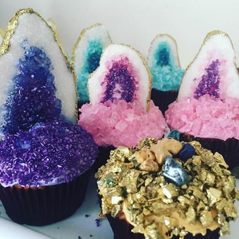 Geode-topped cupcakes Geode Cakes, Galaxy Cupcakes, Crystal Cupcakes, Kolači Recepti, Crystal Cake Topper, Blue Velvet Cakes, Sweet Sixteen Birthday Party Ideas, Geode Wedding, Candy Crystals