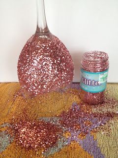 My Simple Obsessions: DIY Glitter Wine Glasses "I made these for my bridesmaids, it works best with extra fine glitter and coating the glitter compleltly afterwards (it took me two coats.)" Diy Glitter Wine Glasses, Glitter Wine Glasses Diy, Glitter Wine Glasses, Diy Wine Glasses, Diy Bachelorette Party, Glitter Glasses, Diy Glitter, Wine Glass Crafts, Glitter Wine