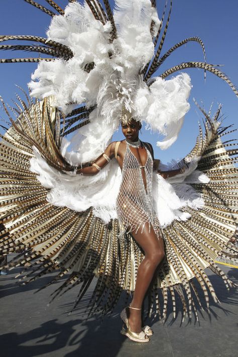 These Carnival Costumes Are Seriously the Most Amazing Things You'll See All Day Carribean Carnival Costumes, Diy Karneval, Carnival Outfit Carribean, Caribbean Carnival Costumes, Brazilian Carnival, Carnival Outfit, Brazil Carnival, Trinidad Carnival, Caribbean Carnival