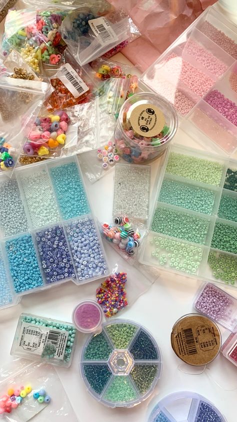 Bead Aesthetic Wallpaper, Beading Aesthetic, Bracelet Making Aesthetic, Jewelry Making Aesthetic, Bead Aesthetic, Beads Aesthetic, Girly Bracelets, Manik Manik, Bead Collection