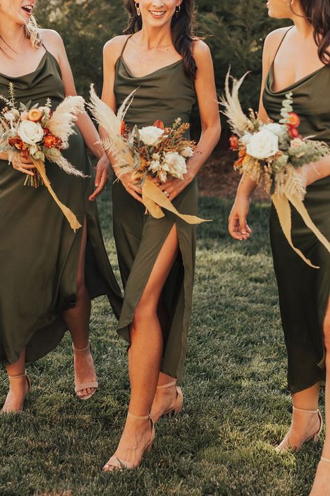 Dreamy boho blooms and olive bridesmaid dresses. Photo: @brogenjessup Bridesmaid Dresses Ankle Length, Olive Bridesmaid Dresses, Olive Green Bridesmaid Dresses, Backyard Dinner Party, Olive Green Weddings, Green Bridesmaid, Green Bridesmaid Dresses, Wedding Bridesmaid Dresses, Green Wedding