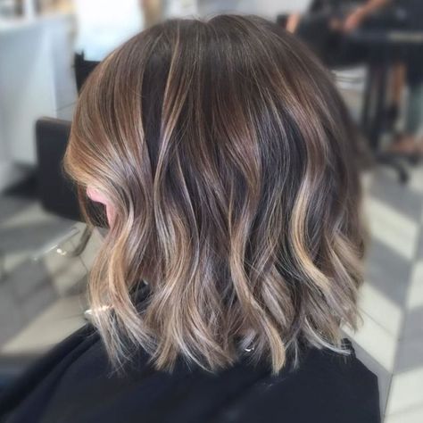 wavy brunette balayage bob Hair Color Options, Brunette Balayage Hair, Short Hair Balayage, Balayage Brunette, Brown Blonde Hair, Ombre Hair Color, Hair Color Balayage, Cool Hair Color, Loose Hairstyles