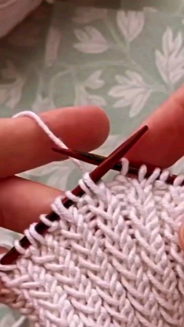 Knitting Hacks, Knitting Stitches Tutorial, Knitting Patterns Free Scarf, Knitting Basics, Beginner Knitting Patterns, Knitting Paterns, Vogue Knitting, Crochet Stitches Video, Knitting Videos