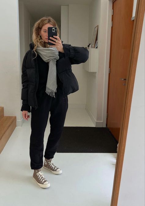 Doc Marten Rainy Day Outfit, Styling Beanies Women, Cream Sweatshirt Outfit, Outdoorsy Style Winter, European Winter Fashion, Errands Outfit, Cosy Outfit, Minimalism Style, 가을 패션