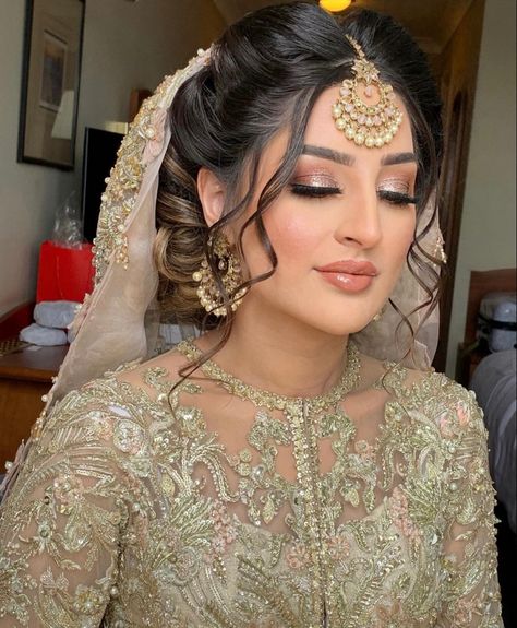 Baraat Bride Hairstyles, Hair Styles For Nikkah Bride, Pakistani Bridal Bun Hairstyles, Wedding Hair Styles Indian, Bridal Hair With Dupatta, Wedding Hair Updo Asian, Pakistani Bridal Updo, Natural Desi Bridal Makeup, Bridal Updo Indian