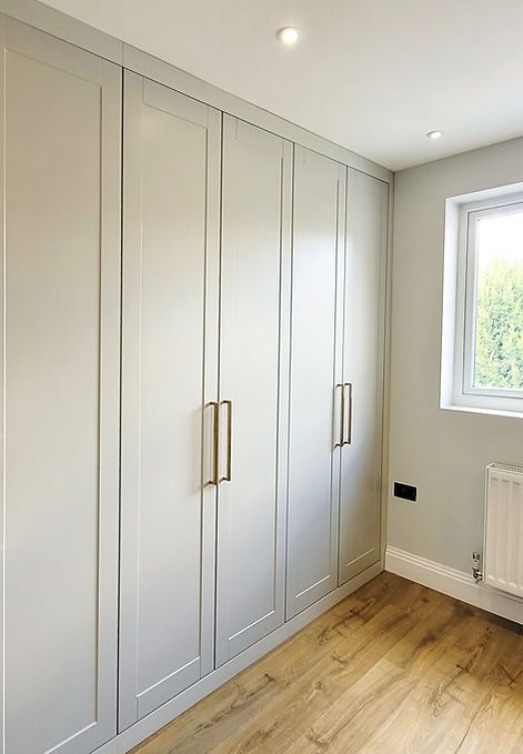 Office And Dressing Room Combo, Shallow Closet, Paint Ideas Bedroom, Ideas Bedroom Aesthetic, Basement Addition, Hanging Bedroom Lights, Bedroom Paint Ideas, Hinged Wardrobe, Fitted Wardrobe