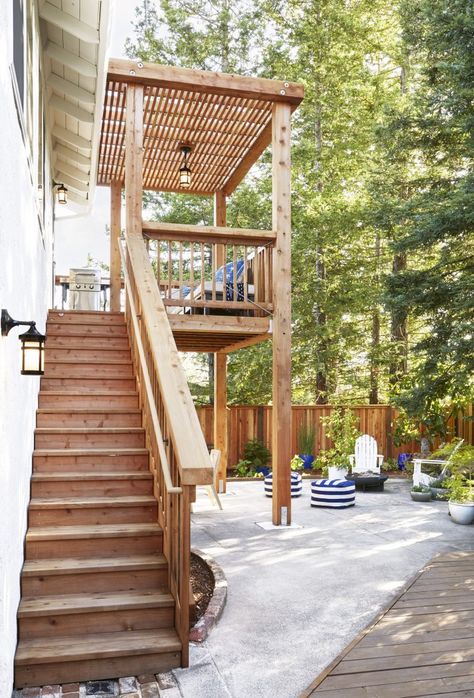 Casa Soria Reveal: Orlando's Parents' Deck Is Done (+ Get the Look) - Emily Henderson Redwood Decking, Budget Decor, 70s Home, Bamboo Fence, Backyard Pergola, Emily Henderson, Modern Fence, Diy Fire Pit, Wood Patio