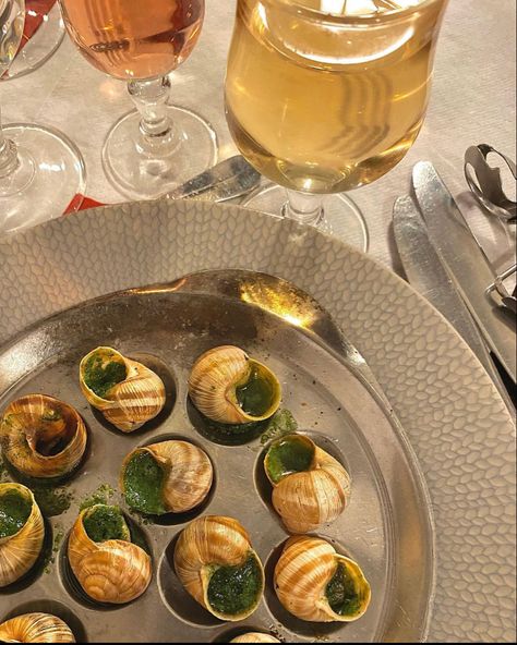 Emily In Paris Food, Food In Paris Aesthetic, French Restaurant Aesthetic Food, Aesthetic French Food, Paris Aesthetic Food, French Bistro Aesthetic, Paris Escargot, Bistro Aesthetic, Vivian Ward