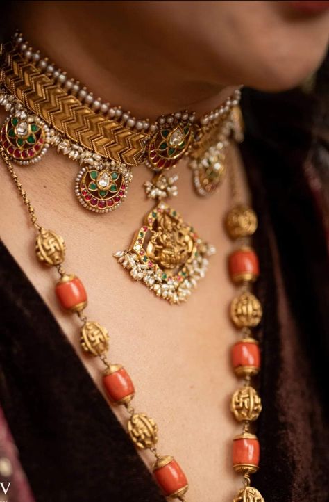 Olden Days Gold Jewellery Indian, Vintage Gold Jewelry Indian, Beaded Wedding Jewelry, Temple Jewellery Earrings, Indian Diamond Jewellery, Classic Jewellery, Gold Temple Jewellery, Kundan Jewellery Set, Antique Necklaces Design