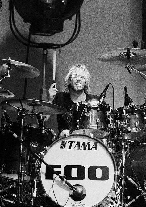 Foo Fighters Wallpaper, Foo Fighters Poster, Drums Girl, There Goes My Hero, Rip Taylor, Playing Drums, Foo Fighters Nirvana, Taylor Hawkins, Rock Artists