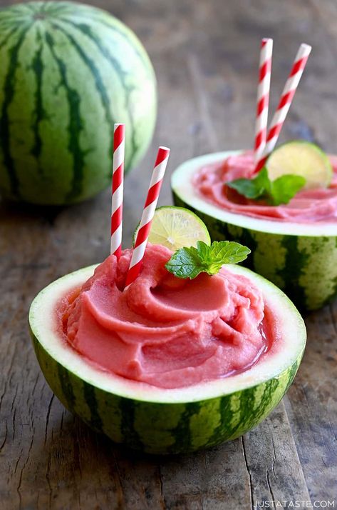 Watermelon Slushies, Watermelon Slushie, Choco Banana, Slushie Recipe, Banana Bars, Banana Drinks, Frozen Watermelon, Watermelon Salad, Watermelon Recipes