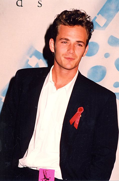 Pin for Later: The Most '90s-tastic Moments From the MTV Movie Awards Luke Perry smoldered. The Beverly Hills, 90210 heartthrob hit the MTV Movie Awards red carpet in its first year, 1992. Luke Perry 90210, Luke Perry Young, Macaulay Culkin, Luke Perry, Beverly Hills 90210, Mtv Movie Awards, Movie Awards, Matthew Mcconaughey, Katie Holmes