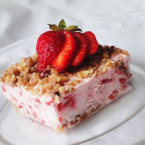 Strawberry Squares, Strawberry Treats, Potluck Desserts, Square Recipes, Pudding Desserts, Strawberry Desserts, Desserts To Make, Strawberry Recipes, Creme Brulee