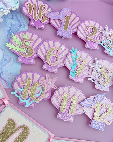 Monthly/milestone cards, they are perfect for first birthday packages! Display your baby’s photos throughout her/his first year of life with these adorable cards, that can be hanged as a banner! This first birthday party package included Cake topper High chair banner Milestone cards Happy Birthday banner Name banner & Centerpieces . . . #mermaidcenterpieces #mermaidparty #milestonephotography #milestonebanner #mermaidpartydecorations #mermaidpartyideas #undertheseaparty #papeleria... Under The Sea Banner, Photo Banner First Birthday, Cards Happy Birthday, Monthly Pictures, 3d Cake Toppers, Birthday Photo Banner, Mermaid Party Decorations, Birthday Packages, 3d Cake