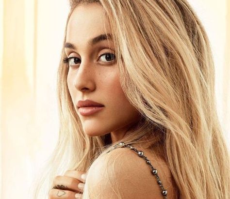 15 Stunning Ariana Grande No Makeup Photos - 2021 Ariana Grande Sweetener Era, Ariana Grande Make Up, Ariana Grande Blonde Hair, Ariana Grande Black, Sweetener Era, Ariana Aesthetic, Ariana Merch, Ariana Grande Lockscreen, Ariana Grande Makeup