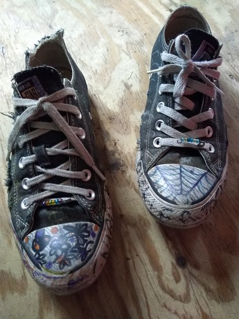 Worn out and drawn on Converse All Stars Drawn On Converse, Old Converse, Sharpie Shoes, Cute Converse Shoes, Cool Converse, Dear Even Hansen, Converse Aesthetic, Custom Sneakers Diy, Cute Converse