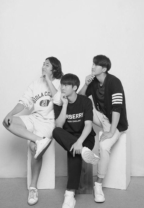 Trio Sitting Pose Reference, 3 Person Group Poses, Self Foto, Photobox Pose, Yearbook Photoshoot, Group Photo Poses, Group Picture Poses, Sibling Poses, Friendship Photoshoot