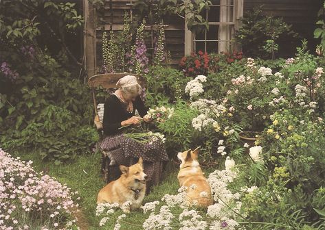 Tudor Garden, Cottagecore Life, Lovely Thoughts, The Garden Of Words, Tasha Tudor, Cottage Aesthetic, Surrounded By Flowers, Cottage In The Woods, People Watching