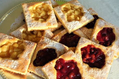 Chubaty Fruit Squares - Ukrainian Recipe Fruit Squares, Classic Roast, Russian Food, Raspberry Recipes, Ukrainian Recipes, Cherry Pie Filling, Food Cart, Apple Pies Filling, Polish Recipes