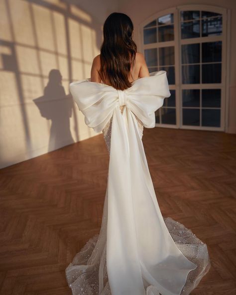 Wedding Dresses Bow, Fashion Forward Wedding, Spring Wedding Dresses, Dresses Bow, Cape Wedding, Spring Wedding Guest Dress, Cape Wedding Dress, Bow Wedding Dress, Spring Wedding Dress