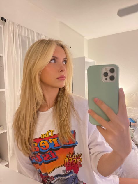 Blonde hair inspo honey blonde mirror selfie Blonde Mirror Selfie, Courtney Antalek, Blonde Hair Inspo, Hair Mirror, At Home Outfits, Mirror Selfie Poses, I Feel Pretty, Honey Blonde, Pretty Selfies