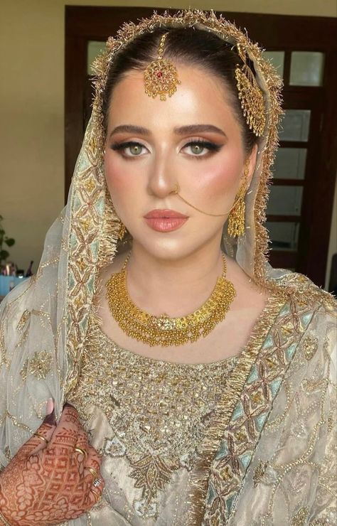 Soft Glam Pakistani Bridal Makeup, Shaadi Makeup, Nikkah Look, Nikkah Makeup, Mehndi Jewellery, Fancy Shawl, Jewellery Makeup, Fashion Show Dresses, Nikkah Dress