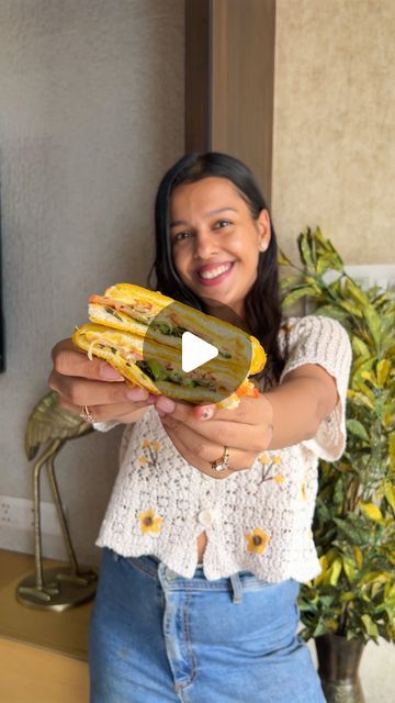 Eggless Omelette, Omelette Sandwich, Indian Bread Recipes, Sandwich Healthy, Sandwich Easy, Sautéed Veggies, Rich Breakfast, Breakfast Protein, Protein Rich Breakfast