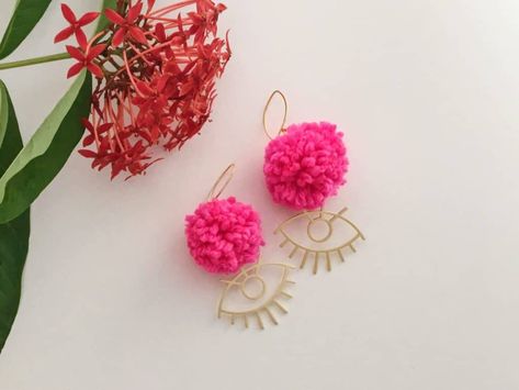 DIY Pompom Statement Earrings with eye charms - Crafting on the Fly Easy Pom Pom, Pom Pom Jewelry, Pompom Earrings, Jewelry Making Tutorial, Diy Jewelry Making Tutorials, Pom Earrings, Large Statement Earrings, Pom Pom Earrings, Pom Pom Maker