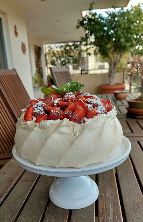 Bday Brunch, Strawberry Pavlova, Cook Ideas, Pavlova Cake, Cake Aesthetic, Fancy Desserts, Picnic Food, Colorful Cakes, Event Food