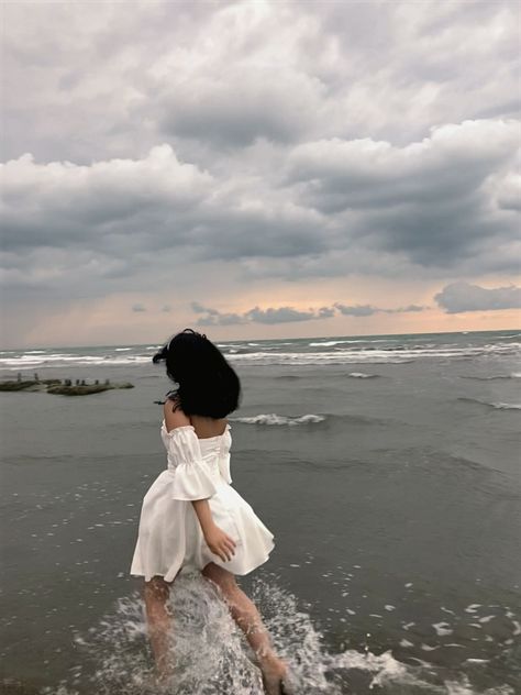 Seaside, white dress, clouds, sea, photo shoot, inspiration, aesthetic Siren Girl, Seaside Photoshoot, Photo Shoot Inspiration, Summer Poses, Mysterious Girl, Beach Ideas, Pose Idea, Sea Photo, Beach Shoot