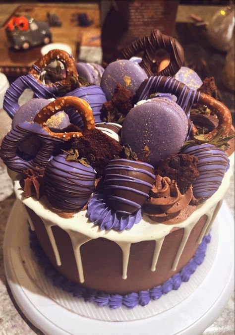 #purple #purpleaesthetics #cakes #cakeideas #instagram #macaroons #aesthetic #dripcake #strawberries #chocolate #dessert Chocolate Purple Cake, Purple Strawberry Cake, Purple Chocolate Cake, Macaroons Aesthetic, 28th Birthday Cake, Purple Strawberry, Strawberries Chocolate, Chocolate Macaroons, Purple Chocolate