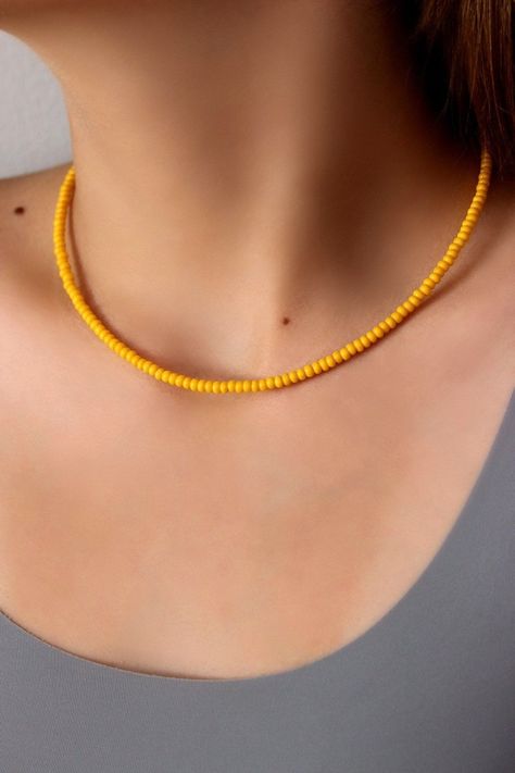 Yellow Choker Necklace, Bead Bracelets Tutorial, Yellow Choker, Seed Bead Bracelets Diy, Seed Bead Patterns Free, Seed Bead Bracelets Tutorials, Simple Beaded Necklaces, Beaded Necklace Patterns, Necklace With Pendant