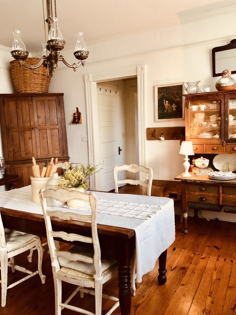 Primitive Minimal Farmhouse, 1800 Farmhouse Decor, Old Home Dining Room, 1890 Farmhouse, 1900s Farmhouse, Old Houses, Farmhouse Decor, Decor Ideas, Dining Room