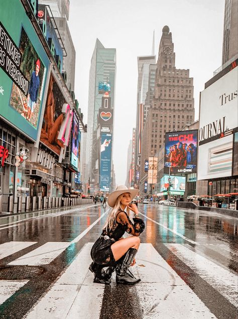 City Cowgirl Aesthetic, Modern Cowgirl Aesthetic, Nashville Photoshoot, City Cowgirl, Cowgirl Photoshoot, Cowgirl Era, Modeling Pics, Foto Cowgirl, City Photoshoot