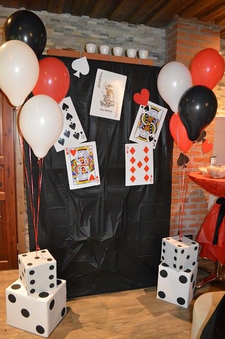 Playing Card Party Decorations, Halloween Poker Party, At Home Casino Party, Poker Night Decorations, Gambling Party Ideas, Card Themed Party Ideas, Diy Casino Decorations, Casino Night Centerpieces, Maffia Theme Party