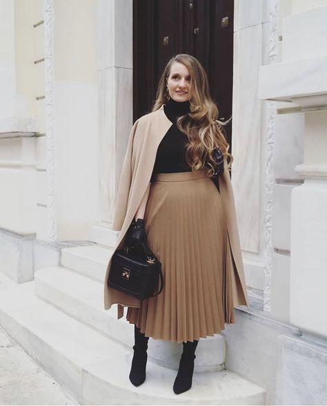 Long Flare Skirt Outfit Classy, Skirt And Coat Outfit Classy, Skirt With Coat Outfit Winter, Brown Pleated Skirt Outfit, Mid Skirt Outfits, Metallic Skirt Outfit, Elegant Skirt Outfits, Midi Skirt Outfit Winter, Chic Fall Outfit