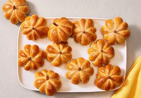 Pumpkin Shaped Rolls, Shaped Dinner Rolls, Thanksgiving Dinner Rolls, Thanksgiving Bread, Crowd Pleasing Appetizers, Bread Shaping, Dinner Rolls Recipe, Pumpkin Roll, Cheesy Bread