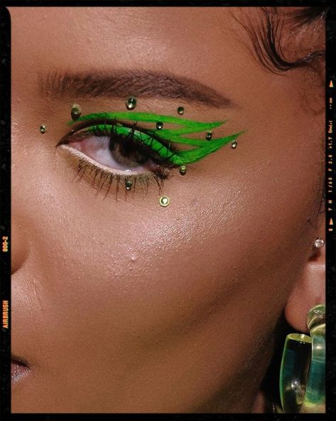 Graphic Eyeliner Inspiration Green Graphic Eyeliner, Edc Makeup, App Green, Artsy Makeup, Concert Makeup, Green Eyeliner, 80s Makeup, Graphic Eyes, Halloween Eye Makeup