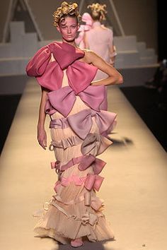 This is gradation In rhythm because the colors start dark at top and slowly fade towards the bottom, making the look ombré Ugly Fashion, Victor And Rolf, Ugly Dresses, Crazy Dresses, Ugly Outfits, Bad Fashion, Viktor Rolf, Drama Queen, Fashion Fail