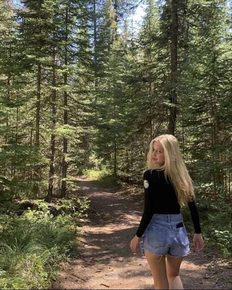 clarke griffin aesthetic | the 100 Forest Pictures Instagram, Nature Outfits Forests, Clarke Griffin Aesthetic, Mountain Vacation Outfits, Waterfall Outfit, Griffin Aesthetic, Hiking Photoshoot, Hiking Picture Ideas, Mountain Photo Ideas