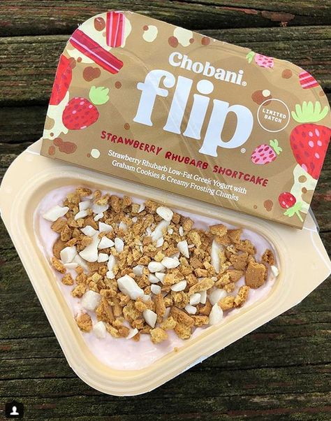 Chobani Flip Strawberry Rhubarb Shortcake Yogurt Chobani Yogurt Flips, Chobani Yogurt, Graham Cookies, Junk Food Snacks, Healthy Food Motivation, Strawberry Rhubarb, Fun Baking Recipes, Food Obsession, Pretty Food