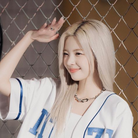 Princess Lia, Itzy Lia, Girl Icons, Kpop Girl Groups, Cute Black, Korean Girl, Cute Hairstyles, Kpop Girls, Blonde Hair